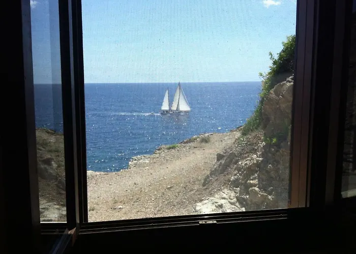 Isola D'elba In Barca, A Un Tuffo Dal Mare